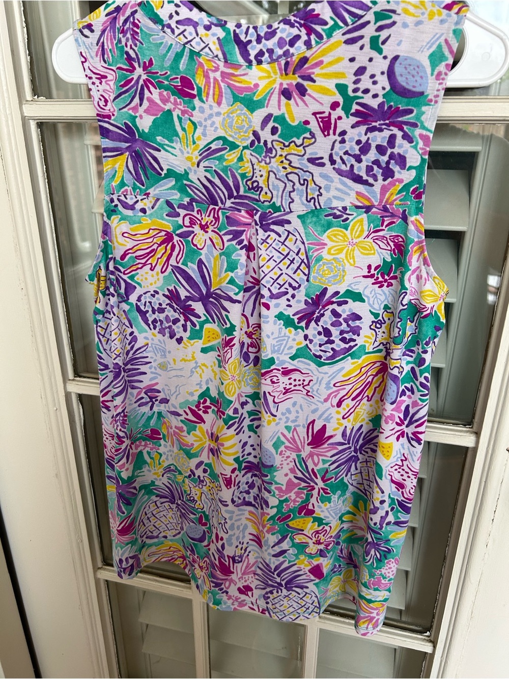 Dear Scarlett Sleeveless Floral V-Neck Top in Multi - Picture 2 of 4